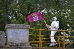 1-Astronauta sobre el rio Tuerto con bandera de Leon.jpg